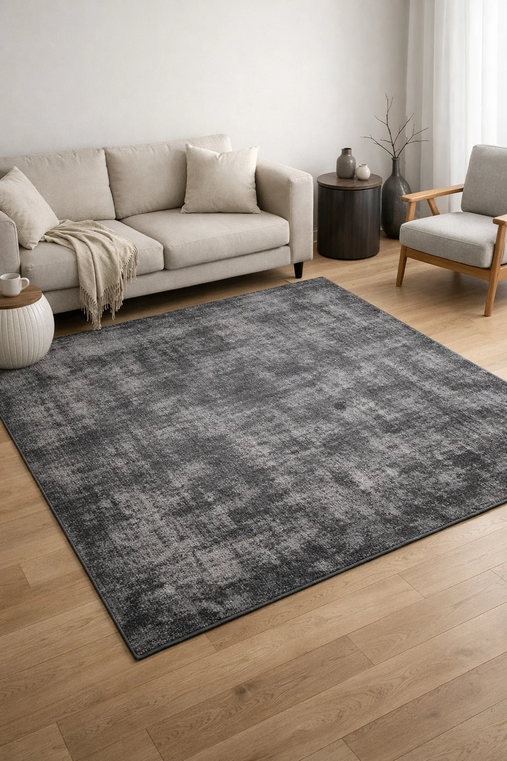 Gri füme halı ile modern salon dekorasyonu
