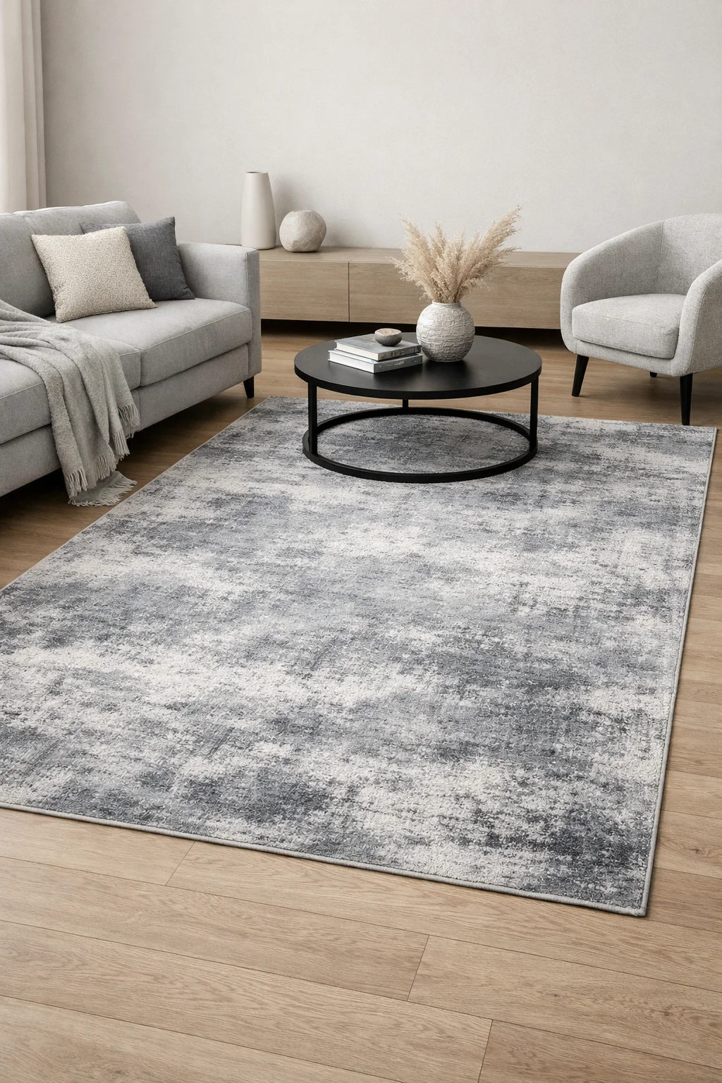Modern salonda gri tonlarda halı görünümü