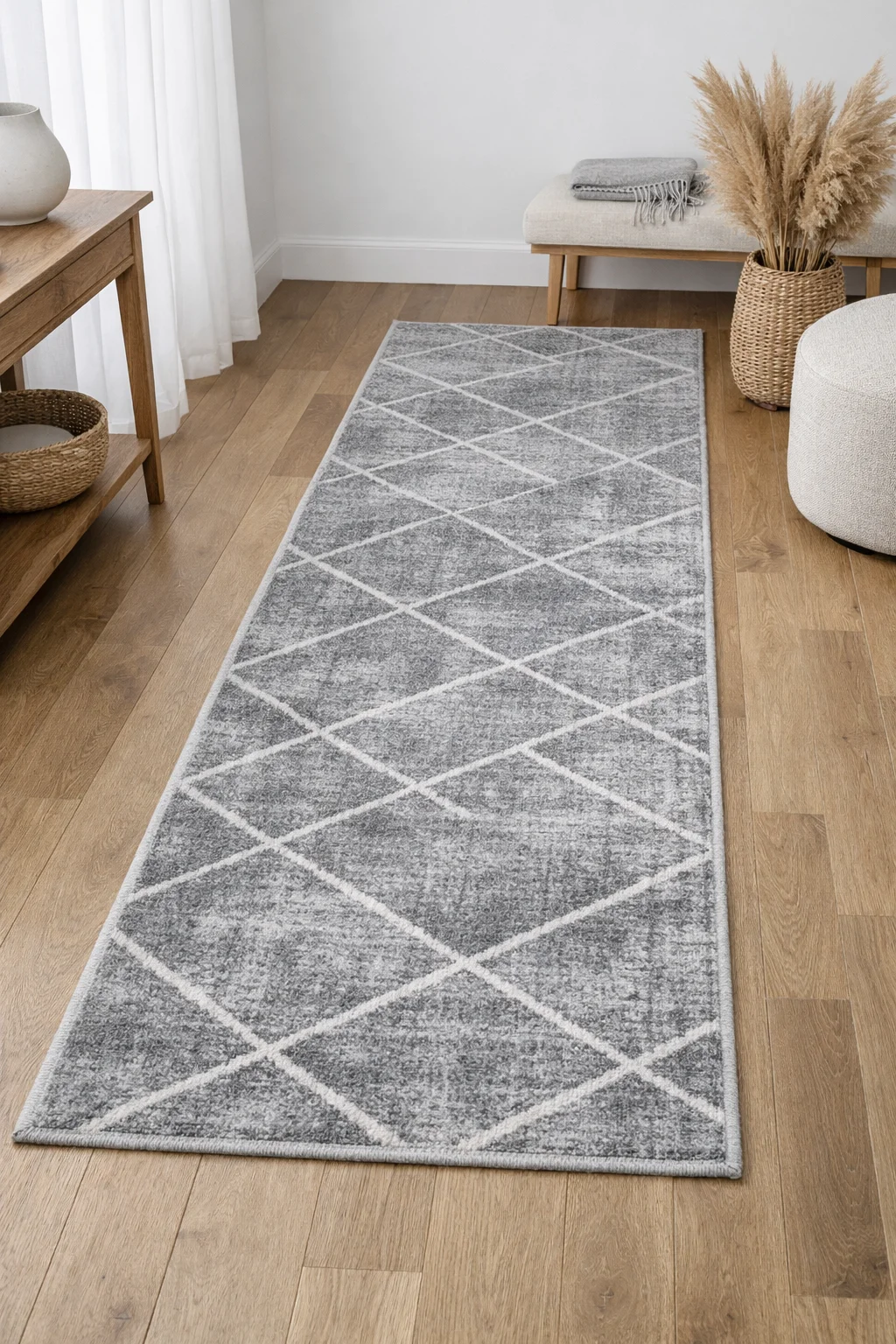 Koridorda gri yolluk halı modeli