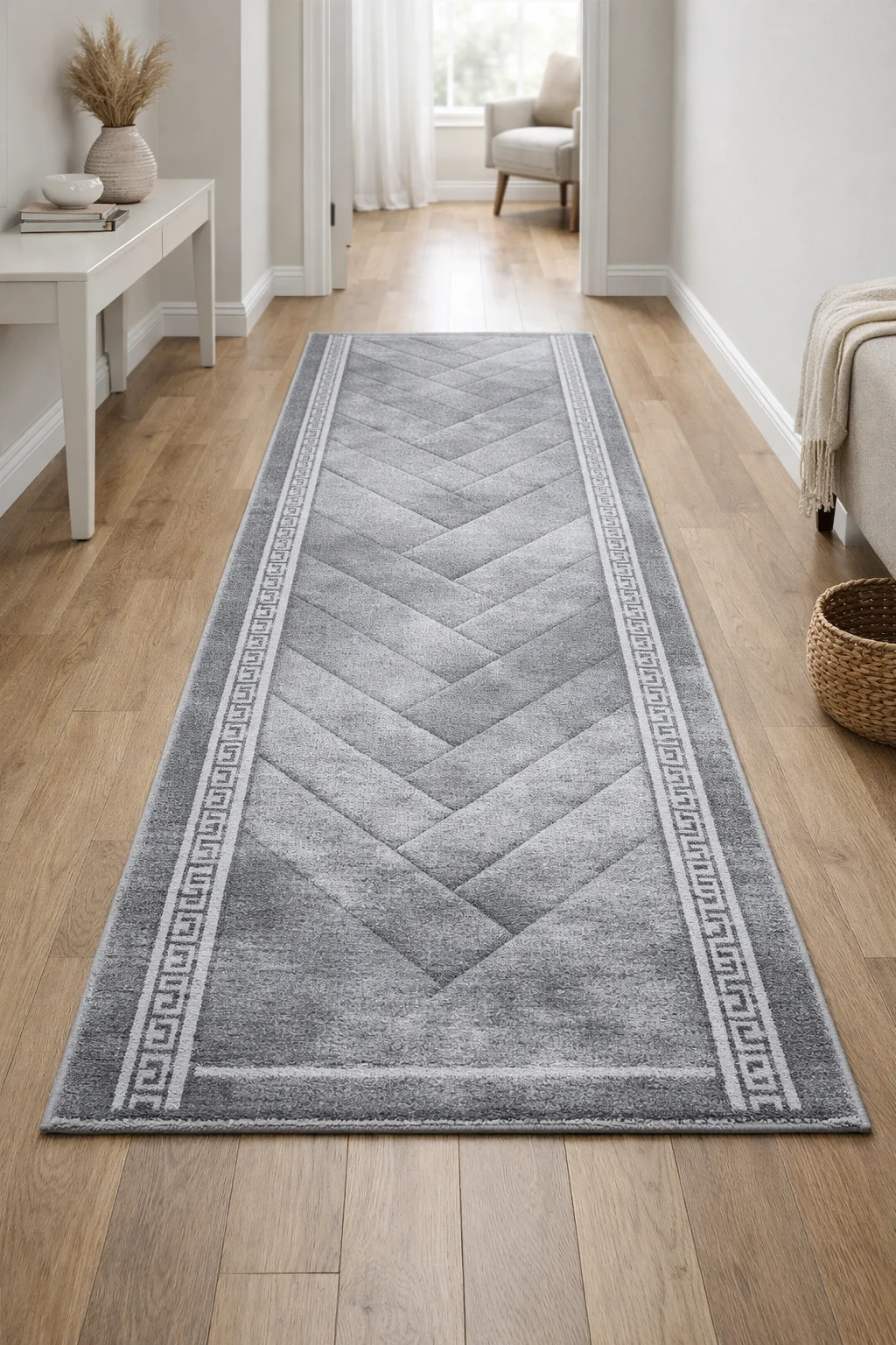 Koridorda kullanılan modern gri yolluk