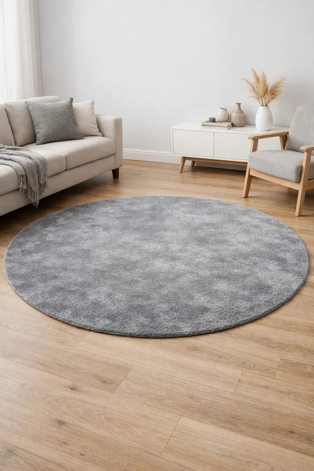 Gri yuvarlak halı modelleri ile modern oda dekorasyonu