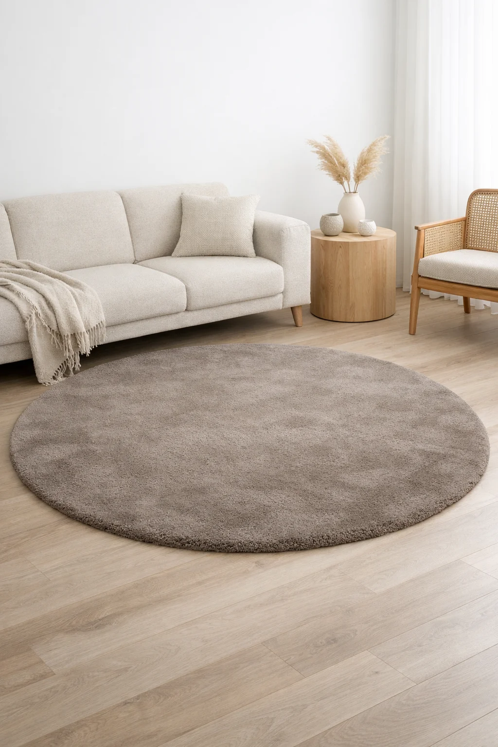 Vizon yuvarlak halı ile sade salon dekorasyonu